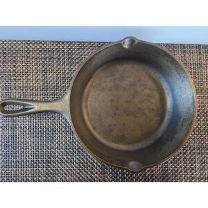 Lodge cast iron frying pan size 5 sk